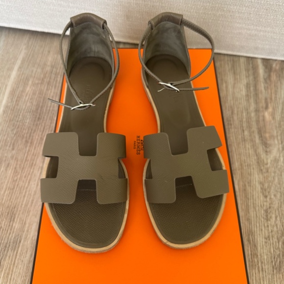 Hermes Santorini Sandal Etoupe 37.5 with box and bags - Picture 2 of 4